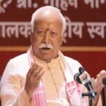 Mohan Bhagwat on Gen Z: संवाद पर बड़ा संदेश Mohan Bhagwat on Gen Z के दौरान परिवारों में संवाद और नई पीढ़ी पर बोलते RSS प्रमुख मोहन भागवत।