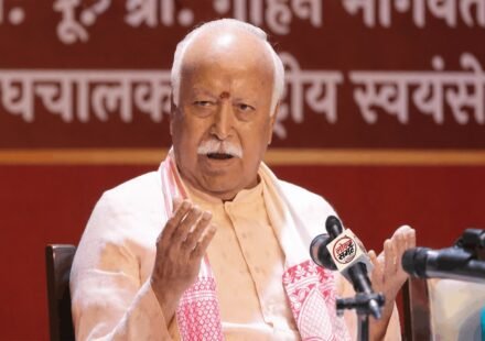 Mohan Bhagwat on Gen Z के दौरान परिवारों में संवाद और नई पीढ़ी पर बोलते RSS प्रमुख मोहन भागवत।