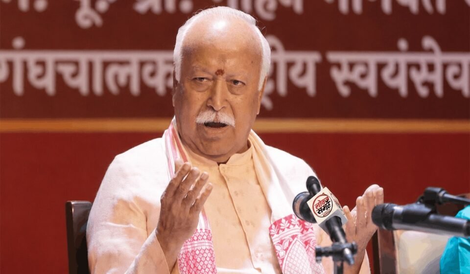 Mohan Bhagwat on Gen Z: संवाद पर बड़ा संदेश Mohan Bhagwat on Gen Z के दौरान परिवारों में संवाद और नई पीढ़ी पर बोलते RSS प्रमुख मोहन भागवत।